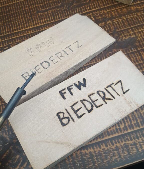 Übergabe Holzkeile FFW Biederitz